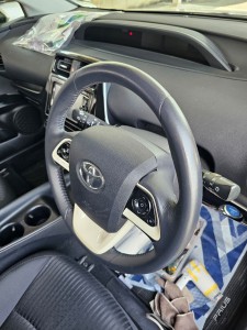 鴻巣市トヨタプリウスステアリングホイール表皮凸凹リペア